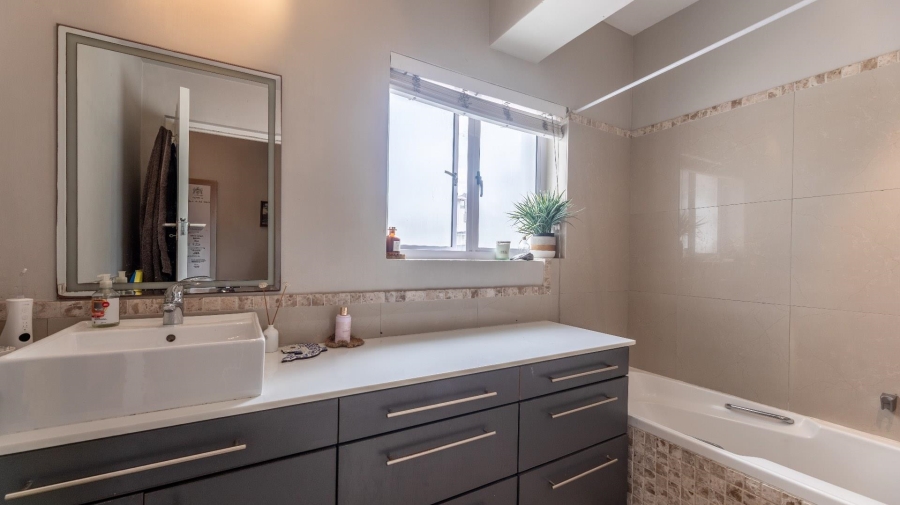 3 Bedroom Property for Sale in Sea Point Western Cape